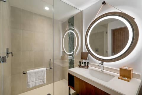 Hyatt Centric Waikiki Beach — bathroom