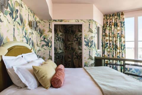 Hôtel Mercedes — hotel room