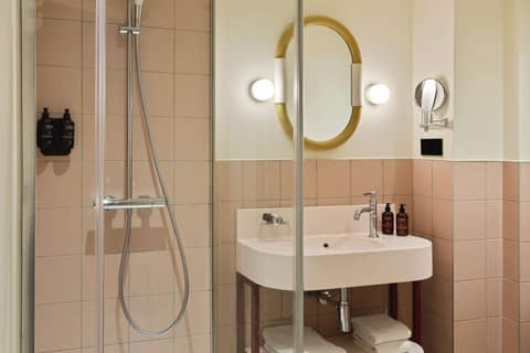 Hôtel Mercedes — bathroom