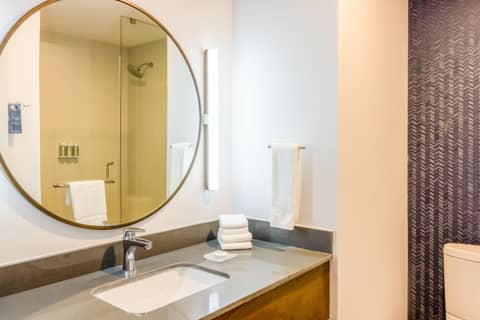 Fairfield by Marriott Inn & Suites Cancun Downtown — bathroom