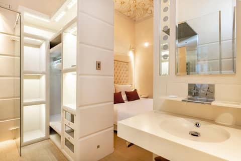 El Palauet Modernist Suites Barcelona — hotel room
