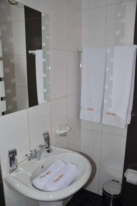 Aqua Hotel Cusco — bathroom