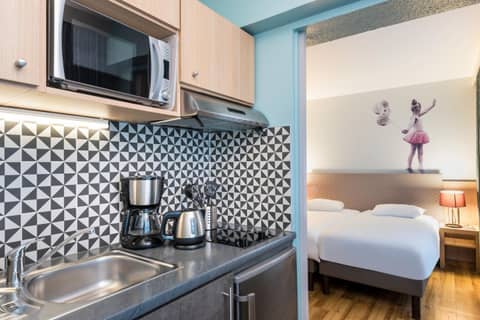 Aparthotel Adagio Paris Montmartre — kitchen