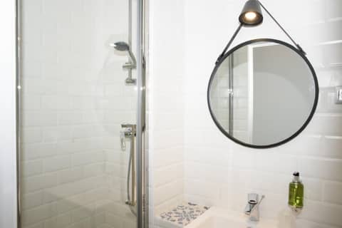 Hôtel Des Arts-Bastille — bathroom