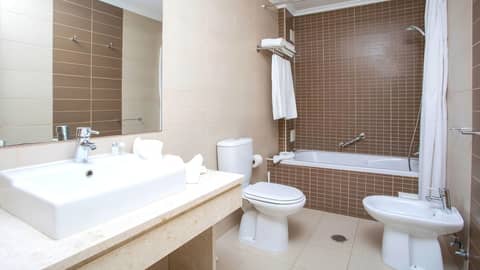 Alfagar Village — bathroom
