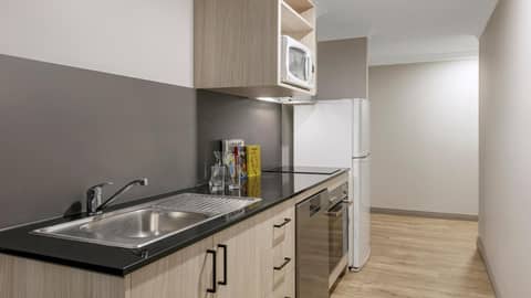 Oaks Sydney North Ryde Suites — kitchen