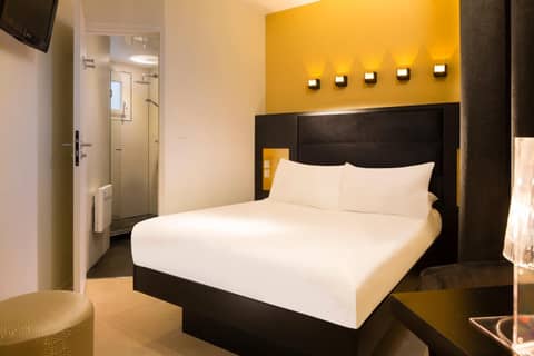 Le Relais du Marais — hotel room