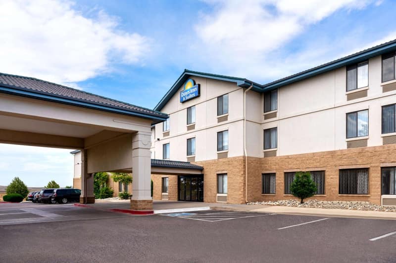 Days Inn & Suites by Wyndham Denver International Airport — building