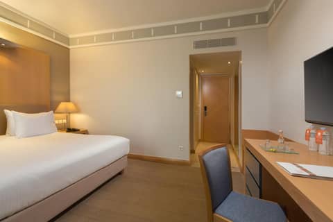 Central Hotel — hotel room