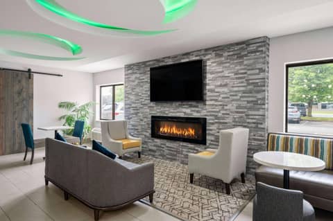 La Quinta Inn by Wyndham Indianapolis Airport Executive Dr — photo 4