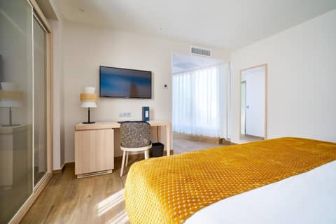 Eurostars Astoria — hotel room