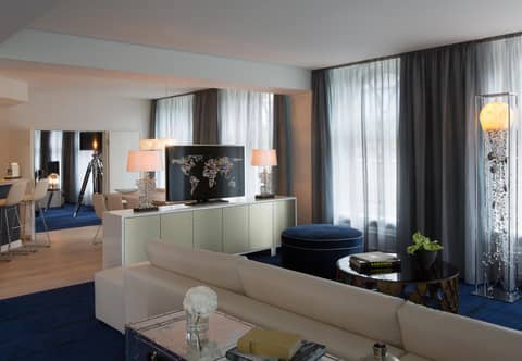 Renaissance Hamburg Hotel — hotel room