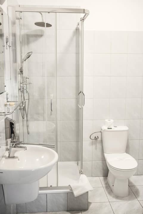 Hotel Eden — bathroom