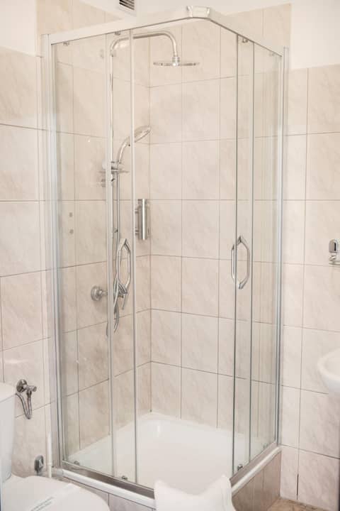 Hotel Eden — bathroom