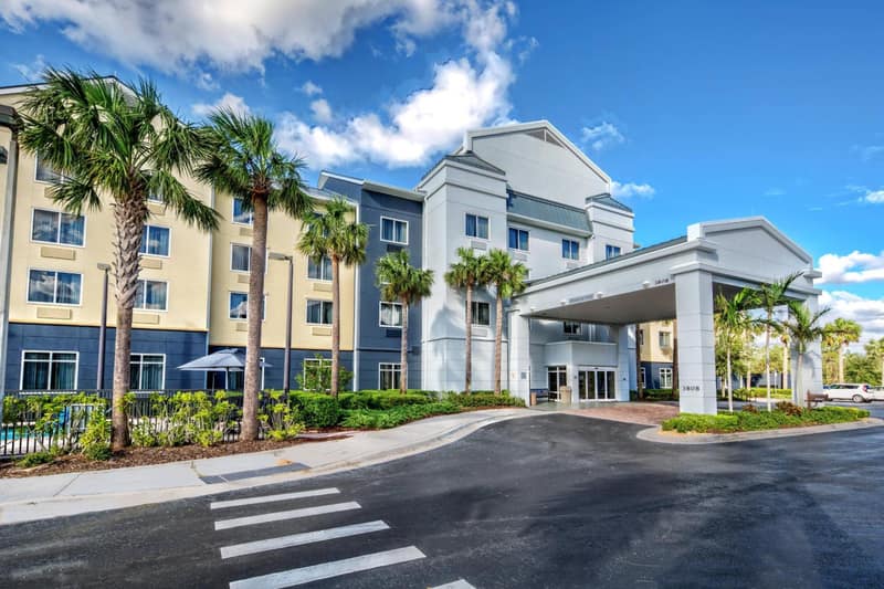 Fairfield Inn and Suites by Marriott Naples — building