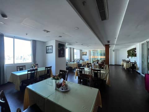 A25 Premium Hotel - 29 Lê Thị Hồng Gấm — dining
