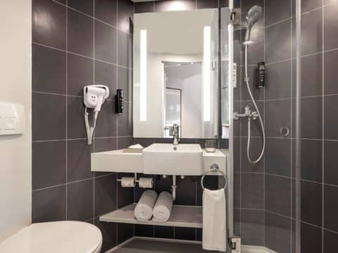 ibis Mumbai Vikhroli - An Accor Brand — bathroom