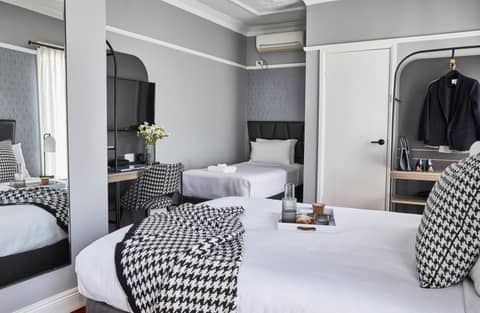 No 9 Springfield — hotel room