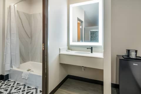 Scottish Inns- Forest Hill — bathroom