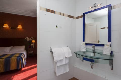 Hotel Viator - Gare de Lyon — bathroom