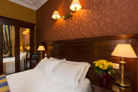 Hotel Viator - Gare de Lyon — hotel room