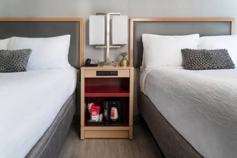 Hotel Saint Clair - Magnificent Mile — hotel room