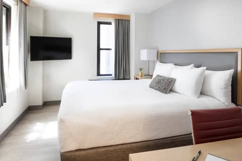 Hotel Saint Clair - Magnificent Mile — hotel room