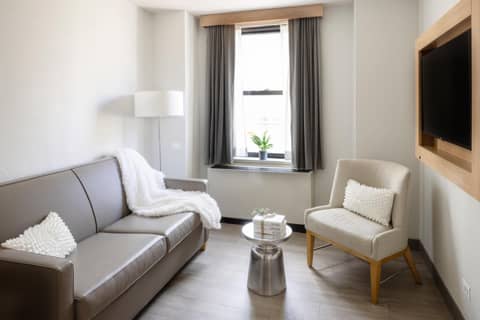 Hotel Saint Clair - Magnificent Mile — hotel room