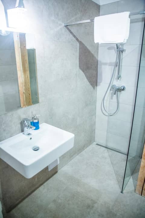 Gregory House — bathroom