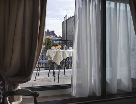 Hôtel Saint-Pétersbourg Opéra & Spa — balance & terrace