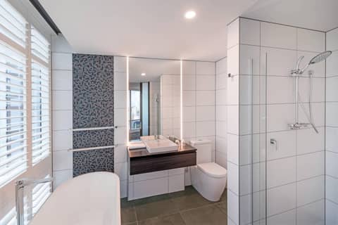 Four Points by Sheraton Auckland — bathroom