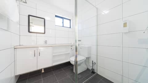 Batavia Apartments — bathroom