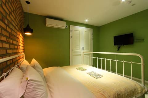 25 Hours Hotel — hotel room
