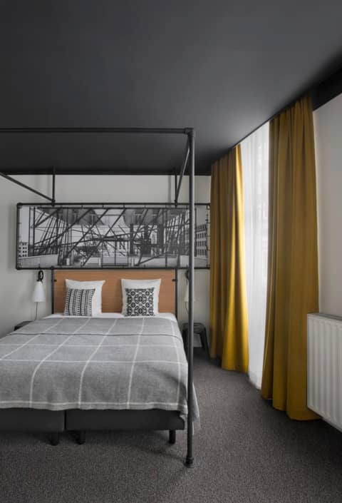 Zoom Hotel — bedroom