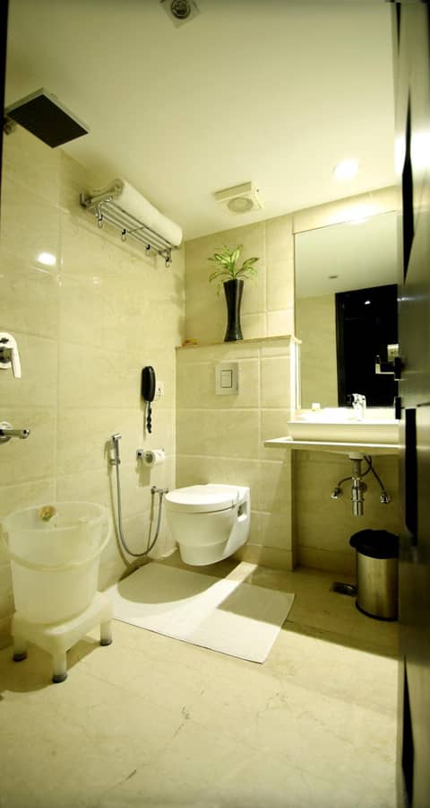 Hotel The Prime Balaji Deluxe City Centre With Free Airport Pickup — bathroom