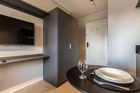 Charlie Houx Faria Lima — hotel room