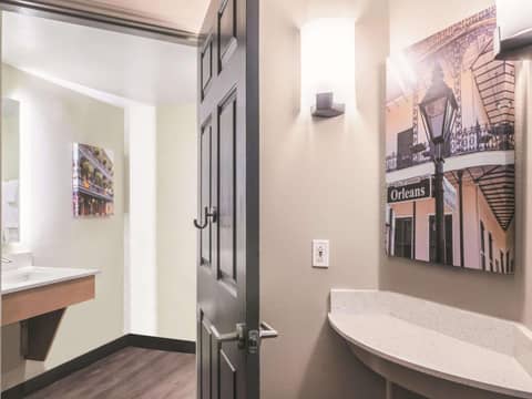 La Quinta Inn & Suites by Wyndham New Orleans Downtown — bathroom