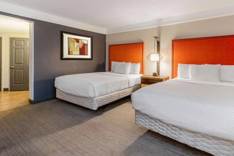 La Quinta Inn & Suites by Wyndham New Orleans Downtown — hotel room