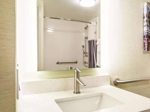La Quinta Inn & Suites by Wyndham New Orleans Downtown — bathroom