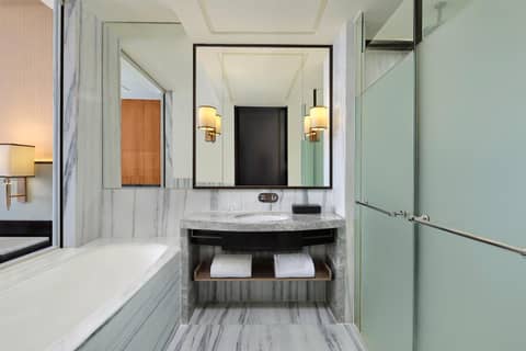 Sheraton Grand Jakarta Gandaria City Hotel — bathroom