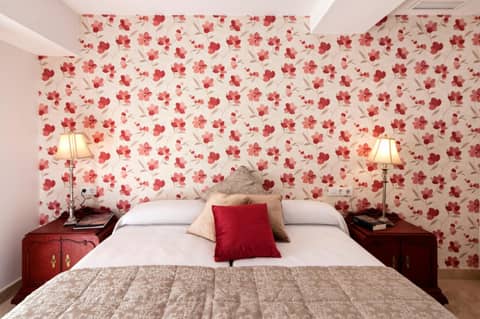 Singular Metropol — hotel room