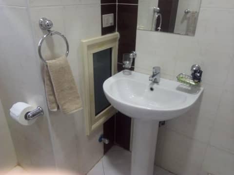 Nour Plaza Hurghada النور بلازا الغردقة — bathroom