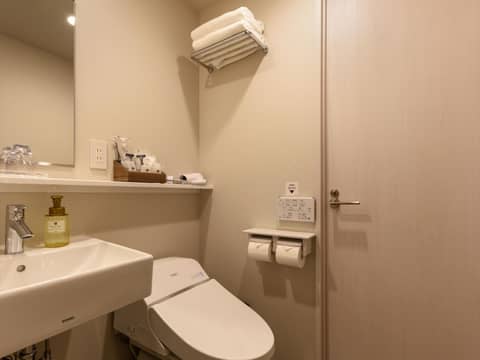 Henn na Hotel Premier Tokyo Asakusa Tawaramachi — bathroom