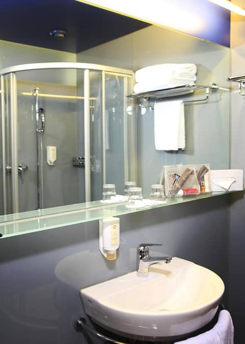 Hotel Montana Zürich — bathroom