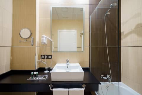 Dorma Málaga Museos — bathroom