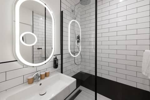 ibis Paris Gare du Nord TGV — bathroom