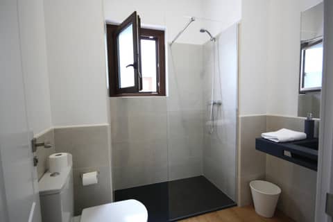 Apartamentos Setas Center — bathroom