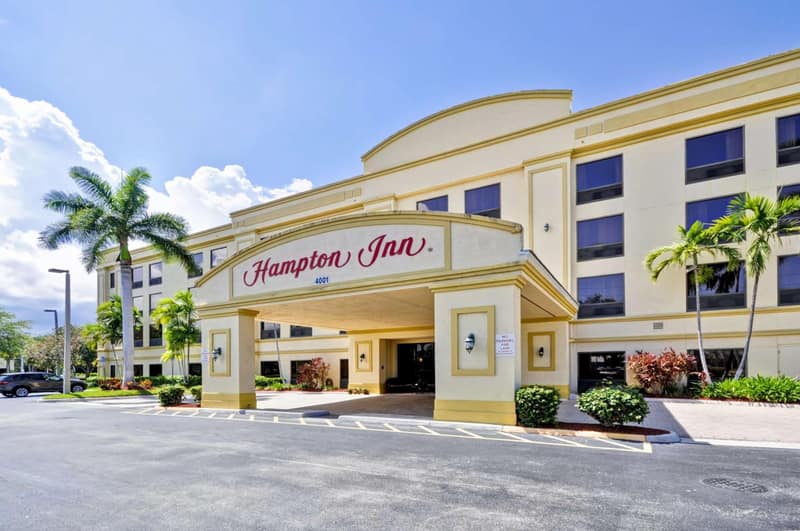 Hampton Inn Palm Beach Gardens — building