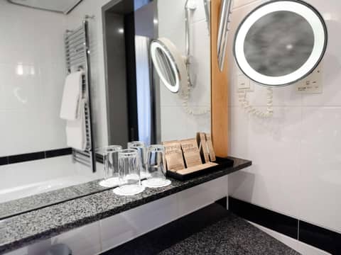 Swissôtel Amsterdam — bathroom