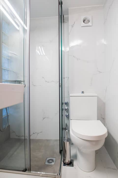 Acropolis View Hotel — bathroom